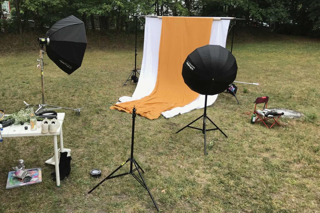 01 outdoor photography backstage with portable background in nature. in this photography project I used profoto b10