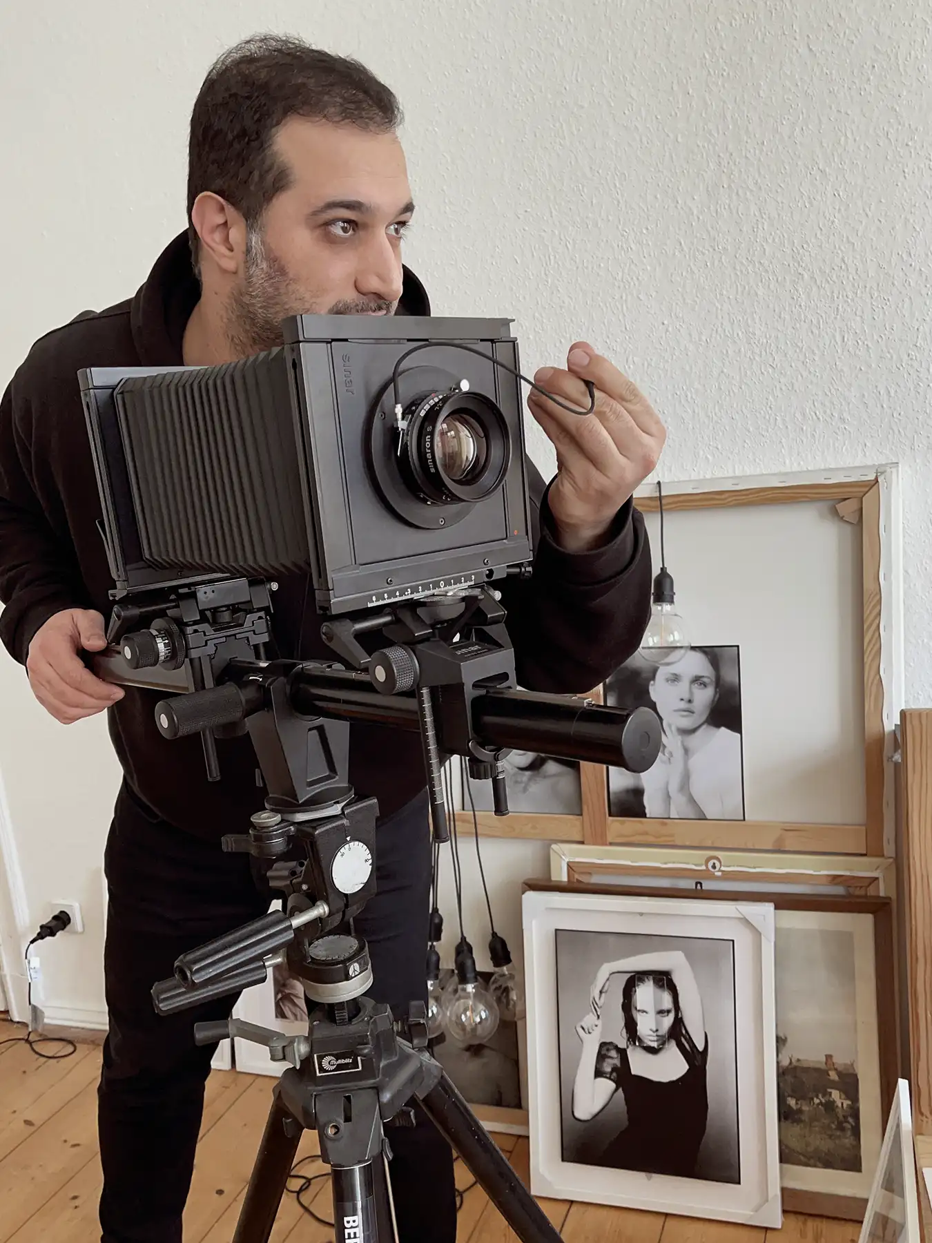 Fotograf Berlin bei der Arbeit mit Großformatkamera, Studioaufnahme, analoge Fotografie, Porträtfotograf