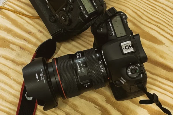 Zwei Canon EOS 5D Mark IV-Kameras auf der Holzplatte