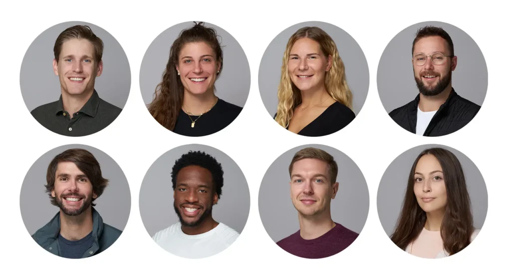 Raster mit acht professionellen Porträtfotos, aufgenommen von Ed Mehravaran in Berlin vor grauem Hintergrund, das ein vielfältiges Team lächelnder Personen zeigt. Obere Reihe von links nach rechts: Mann in dunklem Polohemd, Frau mit braunen Haaren im Pferdeschwanz und schwarzem Oberteil, Frau mit blonden gewellten Haaren und schwarzem Oberteil, Mann mit Brille und Bart in schwarzer Jacke. Untere Reihe von links nach rechts: Mann mit schulterlangen braunen Haaren in einer Jeansjacke, schwarzer Mann in einem weißen T-Shirt, Mann in einem kastanienbraunen Pullover, Frau mit langen dunklen Haaren in einem hellrosa Oberteil.