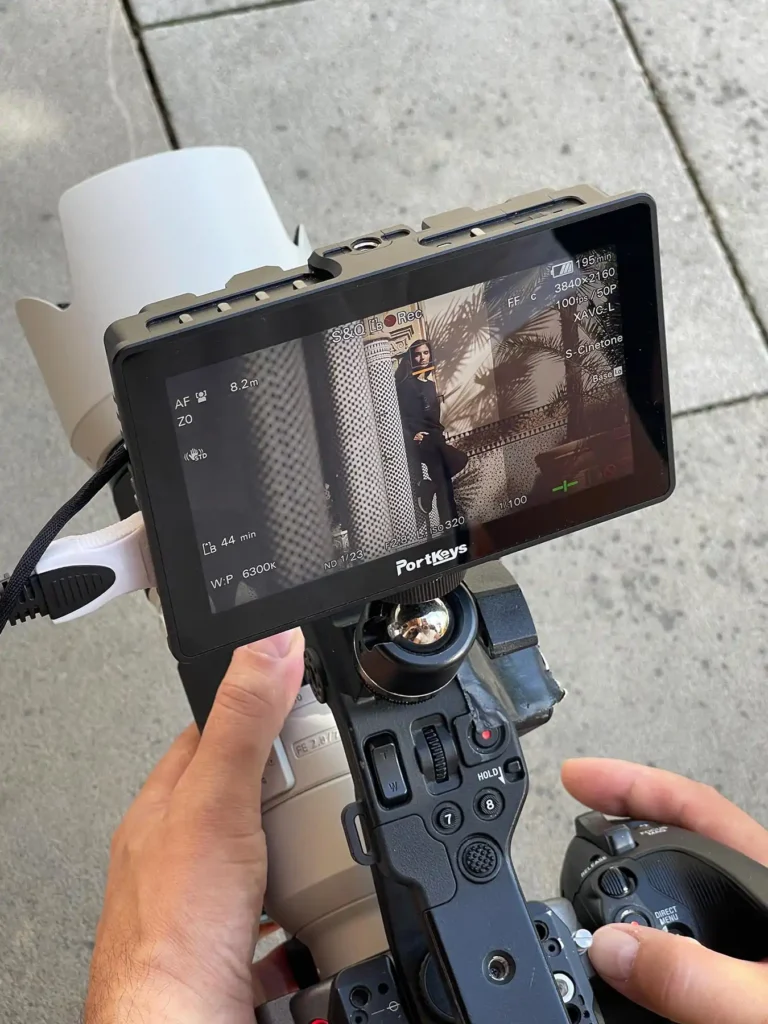 Holding a Video Camera on my Hand in Garten Der Welt Berlin. on the screan is a feamle model wearing black outfit