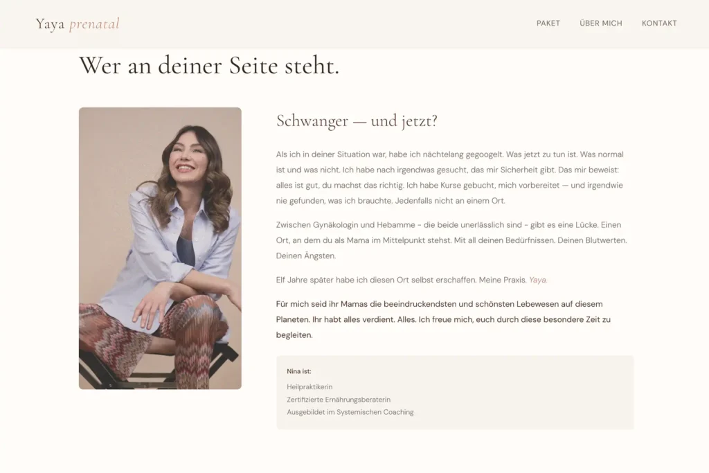 Dieses Business-Porträt habe ich in Berlin für Ninas Unternehmenswebsite aufgenommen. Nina, Heilpraktikerin und Gründerin von Yaya Prenatal, sitzt lächelnd auf einem dunklen Hocker vor einem warmen, beigen Hintergrund. Sie trägt ein hellblaues Leinenhemd und eine gemusterte Hose mit einem bunten Zickzack-Muster. Ihr welliges braunes Haar fällt locker über ihre Schultern