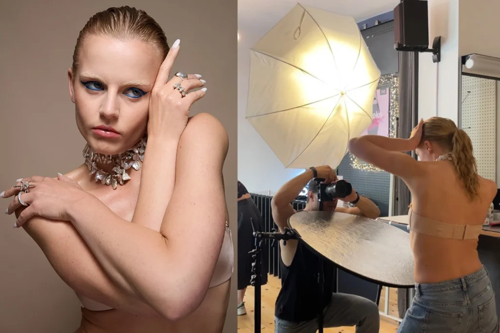 Eine geteilte Aufnahme, die ein Studio-Fotoshooting in Berlin zeigt: Links das fertig bearbeitete Porträt eines Models mit nach hinten gegeltem Haar, blauem Eyeliner, mehreren Ringen und einem Perlen-Choker, das mit verschränkten Armen vor einem beigen Hintergrund posiert; rechts eine Aufnahme hinter den Kulissen, die dasselbe Model von der Rückseite sowie den Berliner Fotografen Ed Mehravaran zeigt, wie er die Pose mithilfe einer Softbox-Schirmleuchte und eines silbernen Reflektors festhält.